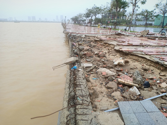 Những hình ảnh thiệt hại đầu tiên do bão số 13 gây ra ở miền Trung - 1