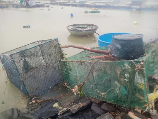 Những hình ảnh thiệt hại đầu tiên do bão số 13 gây ra ở miền Trung - 9