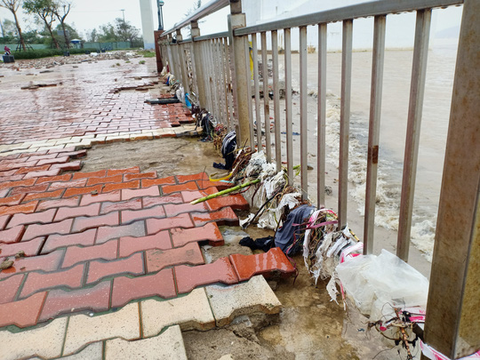 Những hình ảnh thiệt hại đầu tiên do bão số 13 gây ra ở miền Trung - 3