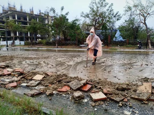 Những hình ảnh thiệt hại đầu tiên do bão số 13 gây ra ở miền Trung - 4