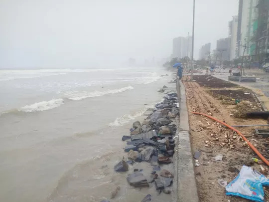 Những hình ảnh thiệt hại đầu tiên do bão số 13 gây ra ở miền Trung - 5