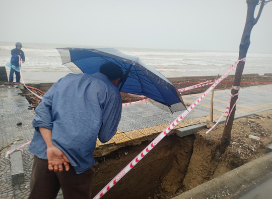 Những hình ảnh thiệt hại đầu tiên do bão số 13 gây ra ở miền Trung - 8