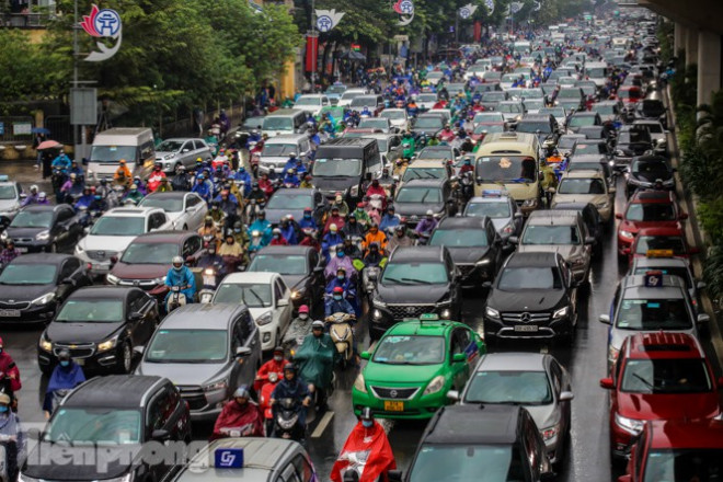 Mưa triền miên, phố phường Hà Nội tắc tứ bề sáng đầu tuần - 3