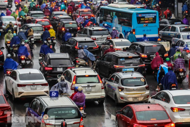 Mưa triền miên, phố phường Hà Nội tắc tứ bề sáng đầu tuần - 4