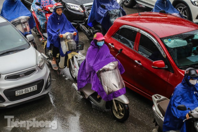 Mưa triền miên, phố phường Hà Nội tắc tứ bề sáng đầu tuần - 5