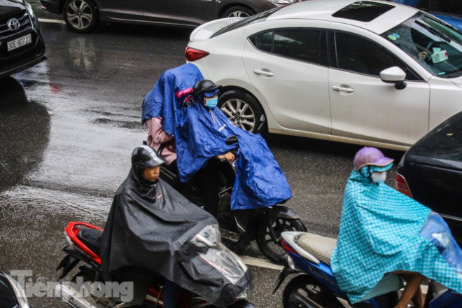 Mưa triền miên, phố phường Hà Nội tắc tứ bề sáng đầu tuần - 7