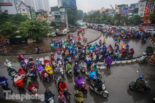 Mưa triền miên, phố phường Hà Nội tắc tứ bề sáng đầu tuần - 13