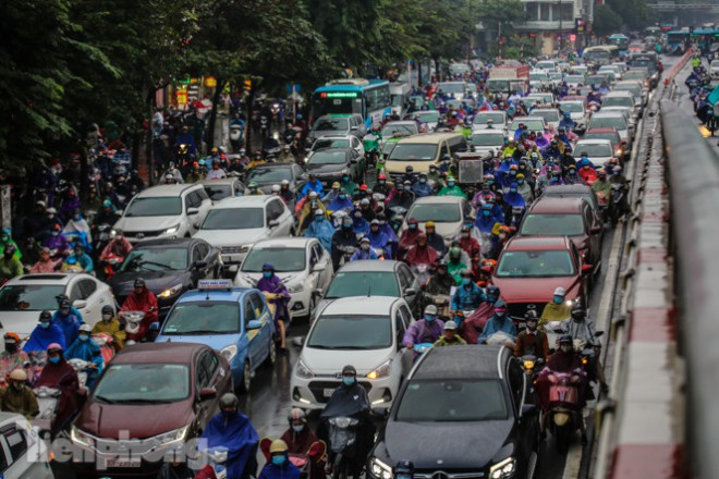 Mưa triền miên, phố phường Hà Nội tắc tứ bề sáng đầu tuần - 10