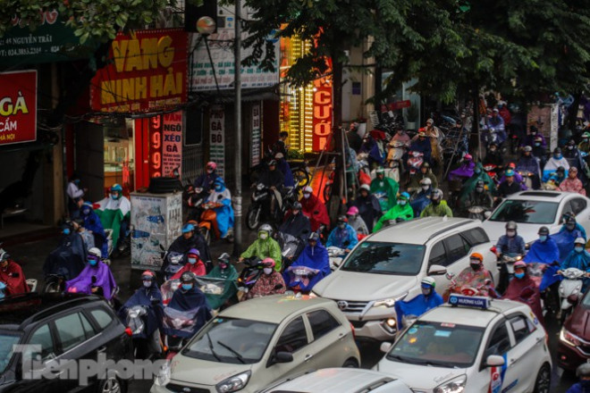 Mưa triền miên, phố phường Hà Nội tắc tứ bề sáng đầu tuần - 11