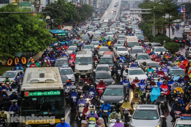 Mưa triền miên, phố phường Hà Nội tắc tứ bề sáng đầu tuần - 12