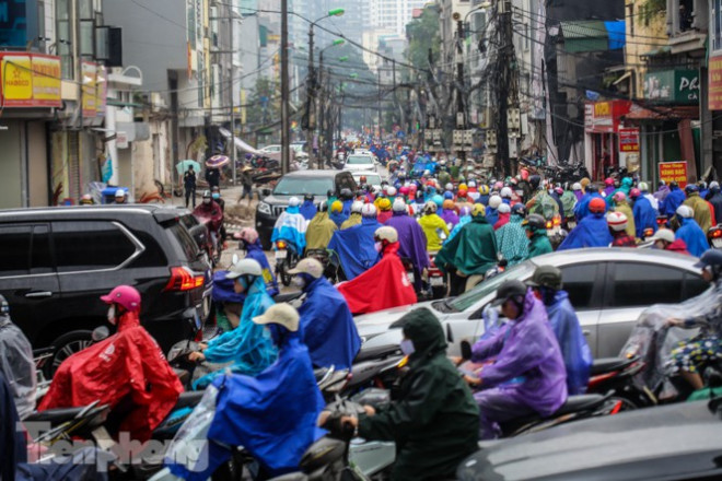 Mưa triền miên, phố phường Hà Nội tắc tứ bề sáng đầu tuần - 8