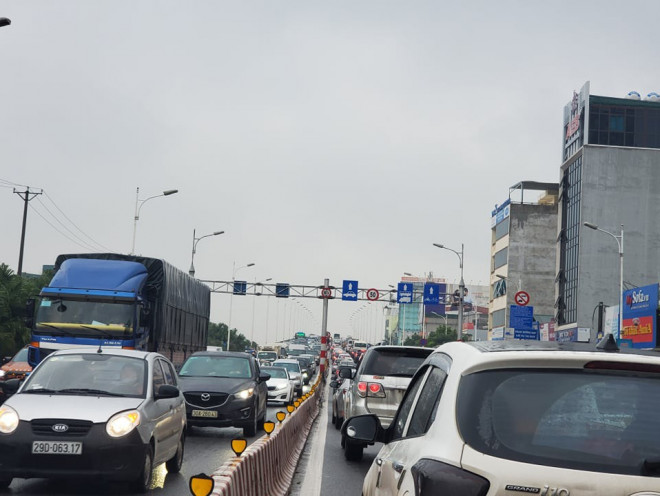 Mưa triền miên, phố phường Hà Nội tắc tứ bề sáng đầu tuần - 21