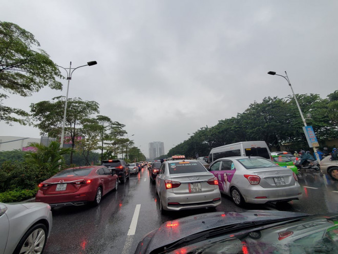 Mưa triền miên, phố phường Hà Nội tắc tứ bề sáng đầu tuần - 20