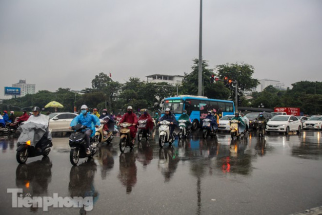 Mưa triền miên, phố phường Hà Nội tắc tứ bề sáng đầu tuần - 17