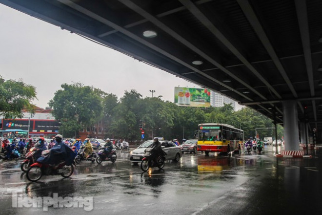 Mưa triền miên, phố phường Hà Nội tắc tứ bề sáng đầu tuần - 19