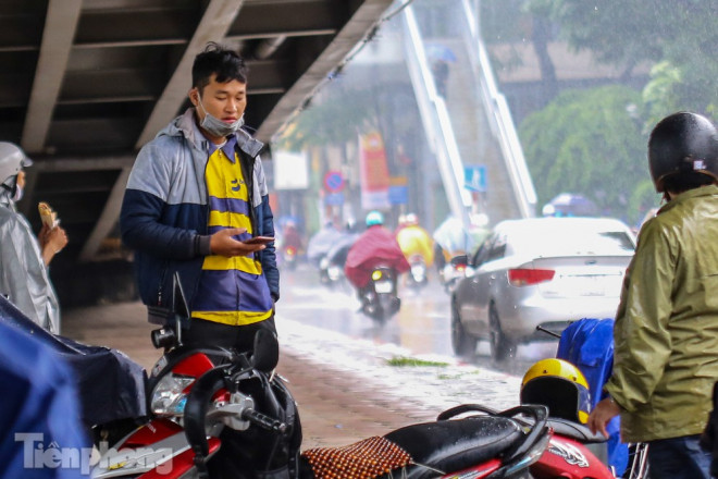 Mức phạt tăng 'tiền triệu', người dân Thủ đô vẫn thờ ơ với khẩu trang khi ra đường - 10