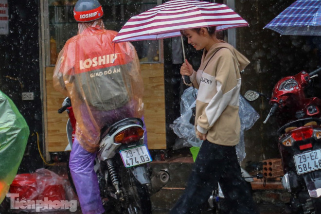 Mức phạt tăng 'tiền triệu', người dân Thủ đô vẫn thờ ơ với khẩu trang khi ra đường - 9