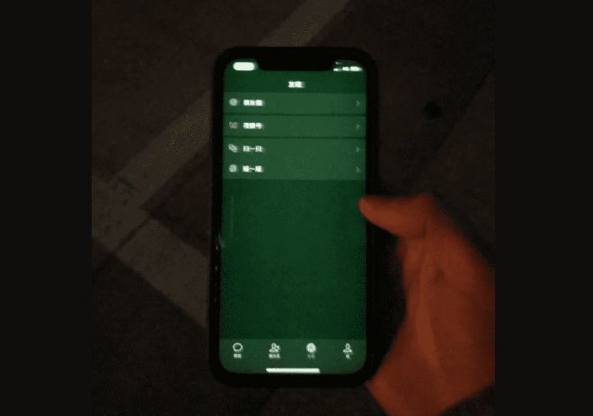 iPhone 12 lại gặp thêm sự cố với màn hình xanh - 1