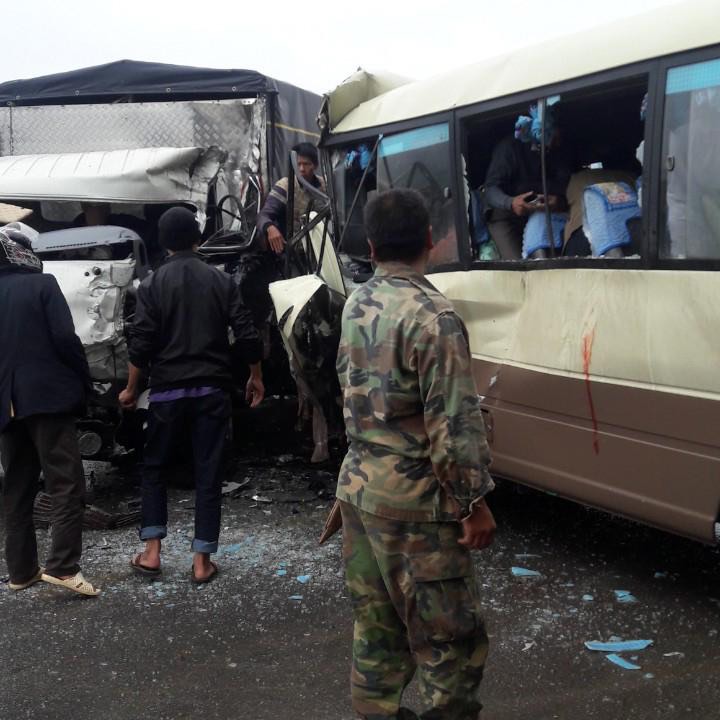 Clip: Ớn lạnh hiện trường vụ tai nạn giữa xe khách và ô tô tải ở chân đèo Chiềng Đông - 2