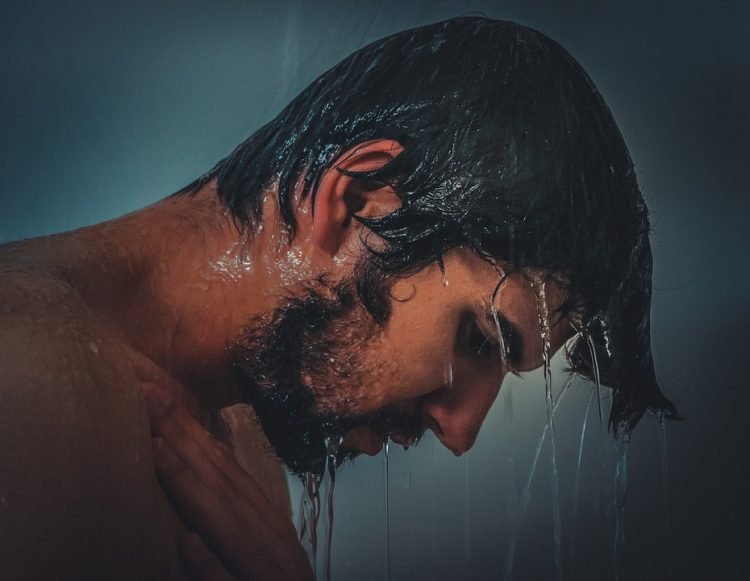 Kỳ lạ người đàn ông cấp cứu trong tình trạng dị ứng với nước lạnh sau khi tắm - 1