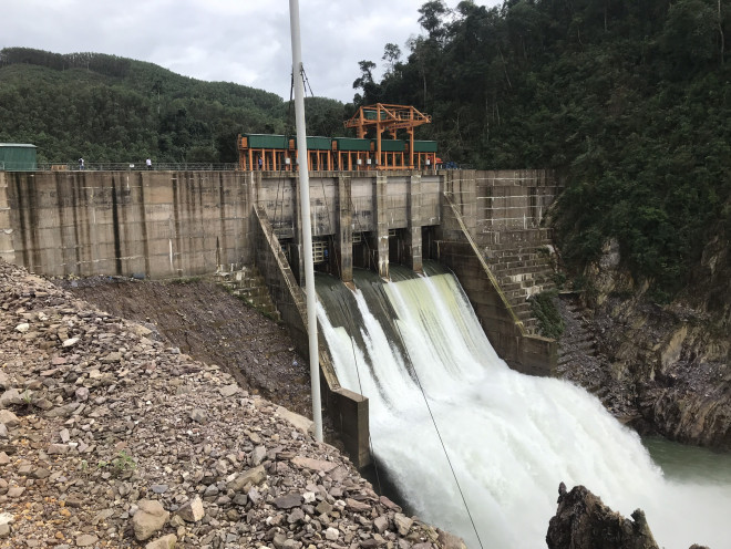 Lội suối vào kiểm tra thủy điện Thượng Nhật tích nước trái phép - 4