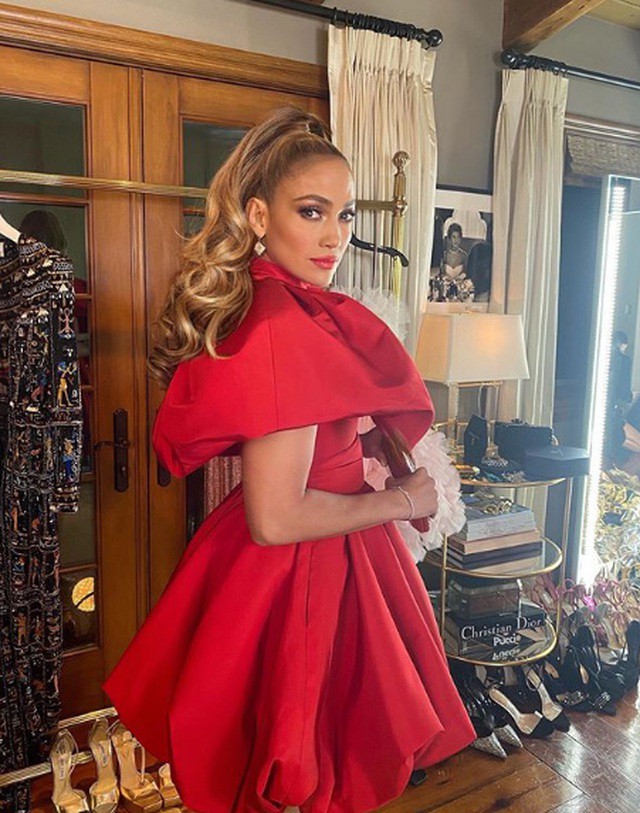 Jennifer Lopez 51 tuổi mặc áo tắm hở bạo