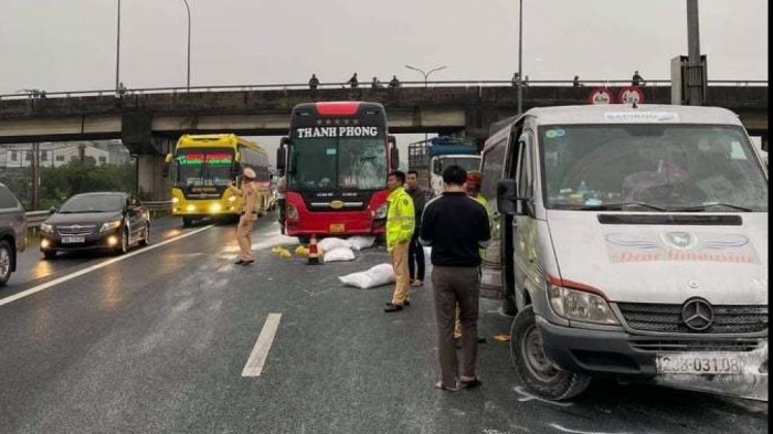 Bao tải bột đá rơi trắng cao tốc Pháp Vân - Cầu Giẽ, hai xe khách gặp nạn - 1