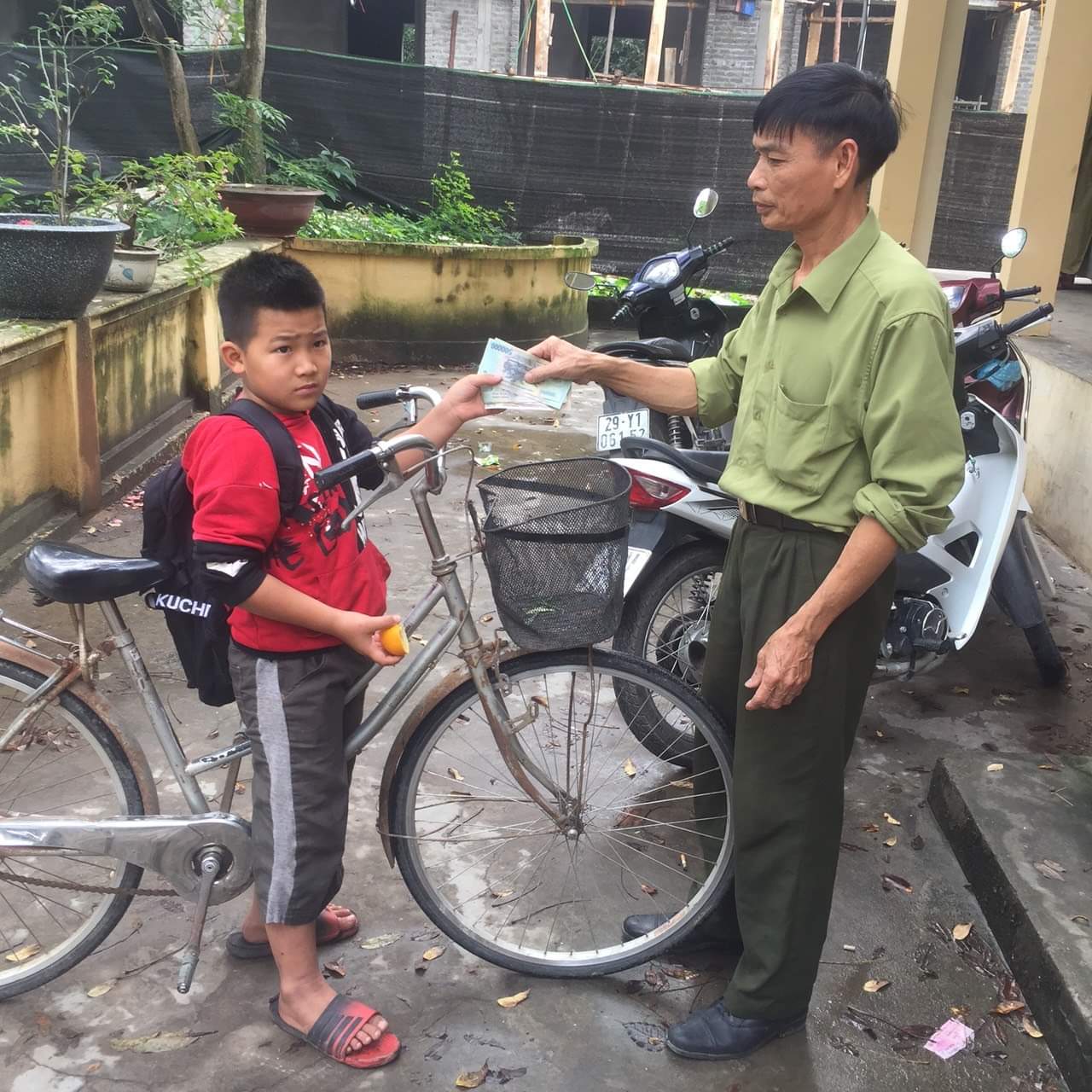 Collecting money on the way to class, the 4th grader rode his bicycle to the commune to give back - 1