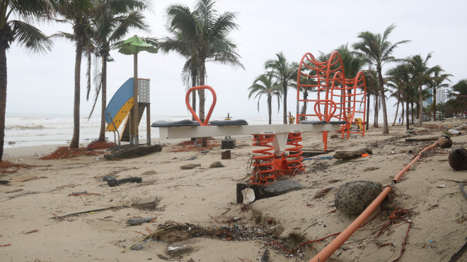 Kinh hãi với những núi rác khổng lồ trên bãi biển Đà Nẵng sau bão - 13