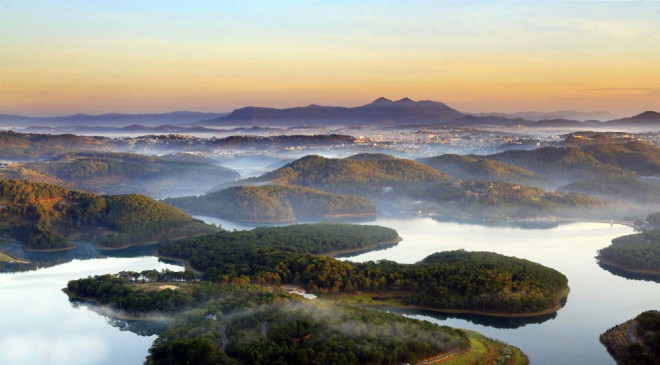 Người trẻ phát ‘sốt’ với du lịch tại chỗ: Săn mây, ngắm lá phong - 2