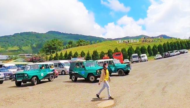 Vehicles 15 years late still carry passengers to the 2,000 m-2 high Langbiang Mountain