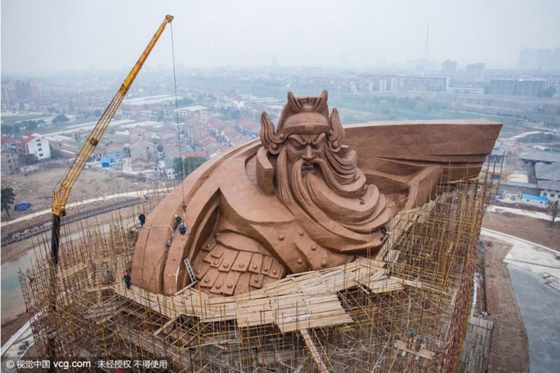 China: the fate of a giant statue 