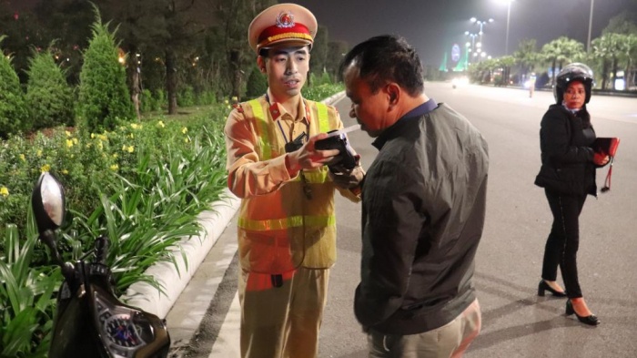 Tài xế say khướt, CSGT phải bế xuống xe vẫn cãi "không uống gì" - 2