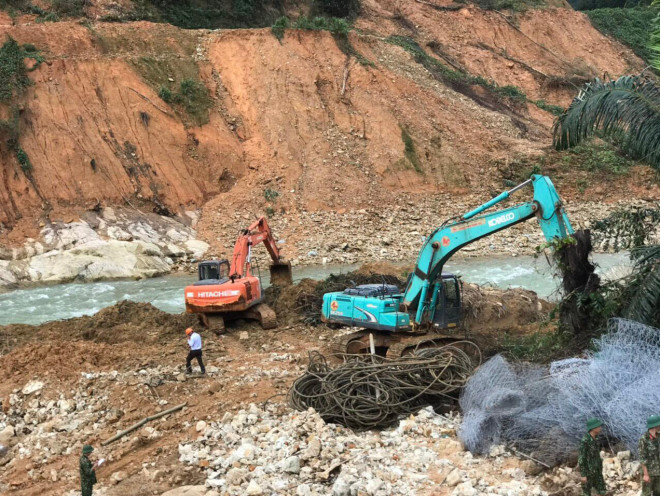 Bắt đầu nắn dòng Rào Trăng để tìm 12 công nhân mất tích - 2