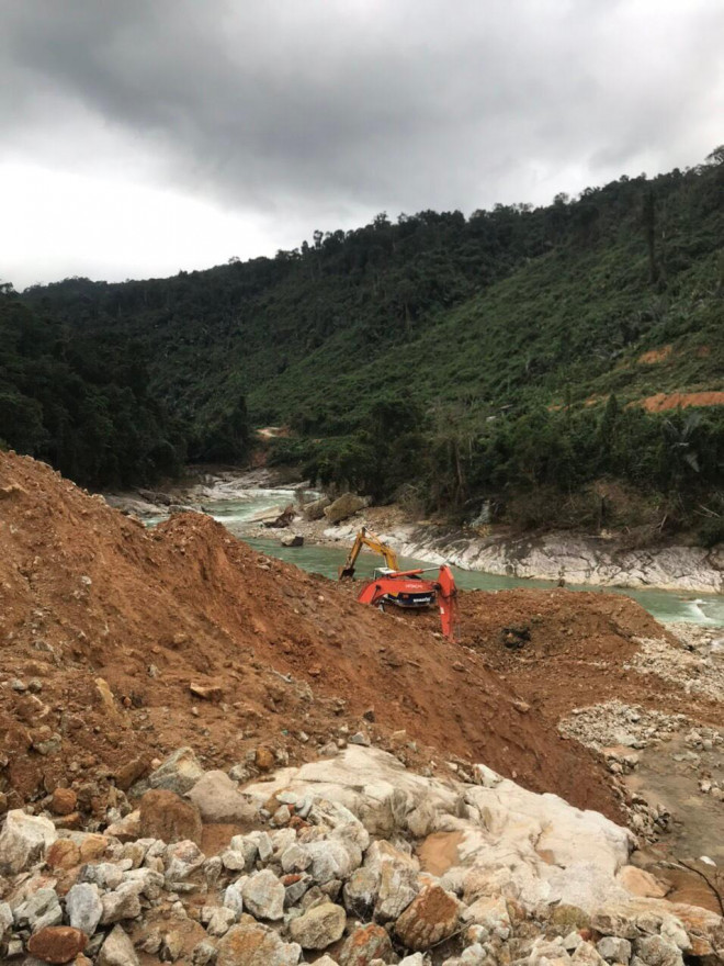 Bắt đầu nắn dòng Rào Trăng để tìm 12 công nhân mất tích - 3