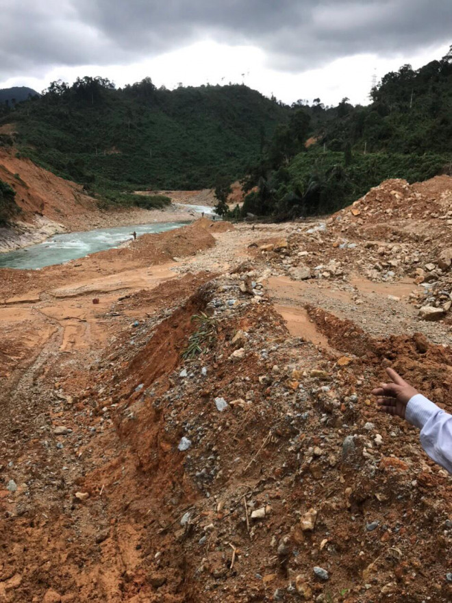 Bắt đầu nắn dòng Rào Trăng để tìm 12 công nhân mất tích - 4