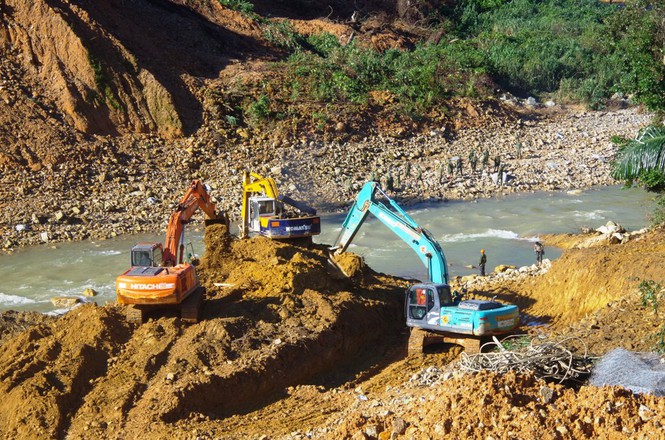 Cận cảnh những khối bê tông "khủng" nghi vùi lấp nạn nhân mất tích ở Rào Trăng 3 - 10