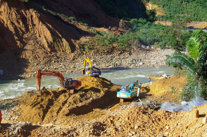 Cận cảnh những khối bê tông "khủng" nghi vùi lấp nạn nhân mất tích ở Rào Trăng 3 - 11