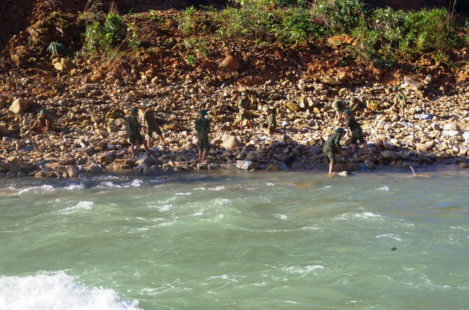 Cận cảnh những khối bê tông "khủng" nghi vùi lấp nạn nhân mất tích ở Rào Trăng 3 - 12