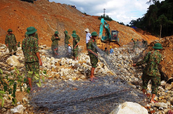 Cận cảnh những khối bê tông "khủng" nghi vùi lấp nạn nhân mất tích ở Rào Trăng 3 - 6