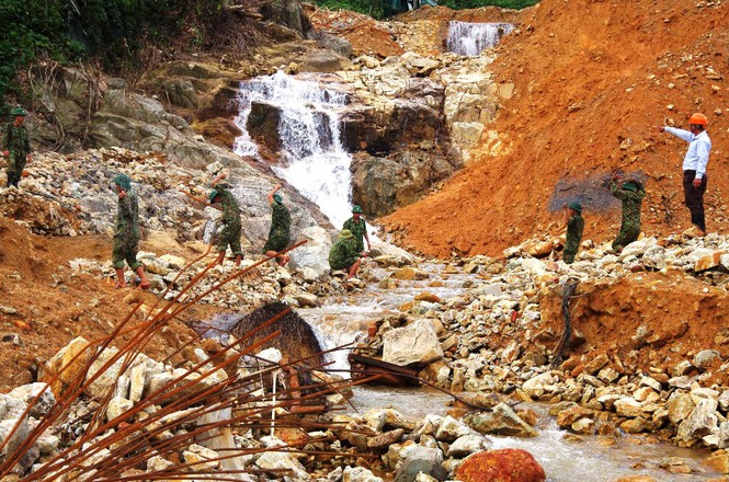 Cận cảnh những khối bê tông "khủng" nghi vùi lấp nạn nhân mất tích ở Rào Trăng 3 - 7