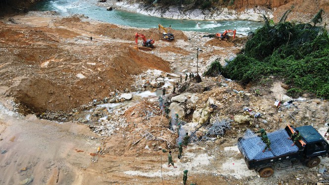 Cận cảnh những khối bê tông "khủng" nghi vùi lấp nạn nhân mất tích ở Rào Trăng 3 - 8