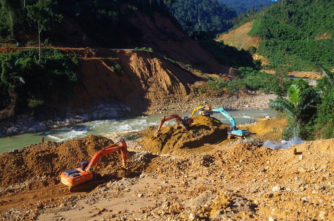 Cận cảnh những khối bê tông "khủng" nghi vùi lấp nạn nhân mất tích ở Rào Trăng 3 - 9