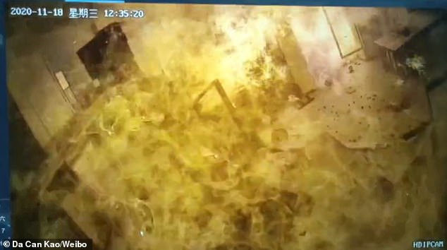 Video: Seeing the smoke coming out of the kitchen, many people ran back to see and caught the explosion - 2