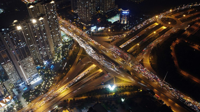 Cầu vượt 'trăm tỷ' và những nút giao thông nhiều tầng Hà Nội nhìn về đêm - 2