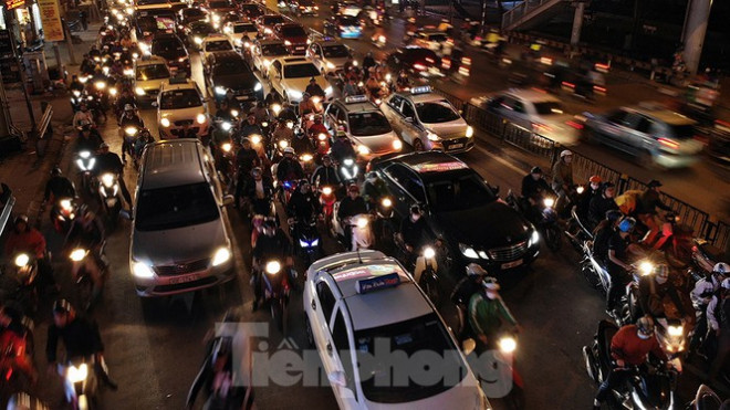 Cầu vượt 'trăm tỷ' và những nút giao thông nhiều tầng Hà Nội nhìn về đêm - 3