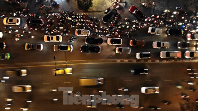 Cầu vượt 'trăm tỷ' và những nút giao thông nhiều tầng Hà Nội nhìn về đêm - 7