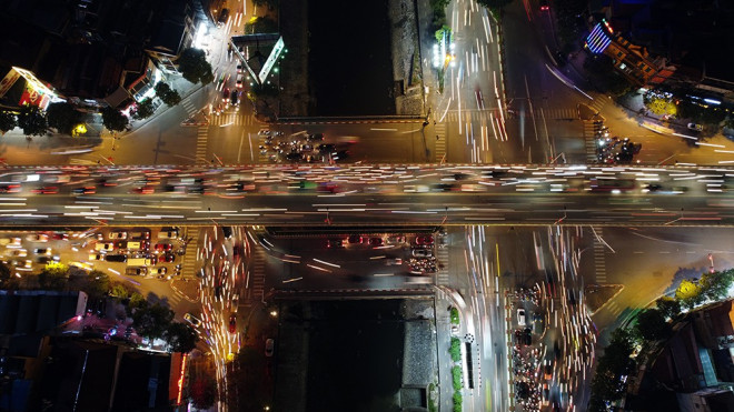 Cầu vượt 'trăm tỷ' và những nút giao thông nhiều tầng Hà Nội nhìn về đêm - 8