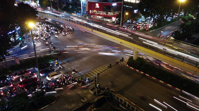 Cầu vượt 'trăm tỷ' và những nút giao thông nhiều tầng Hà Nội nhìn về đêm - 9