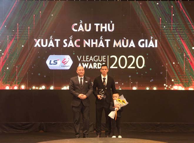 Hanoi club dominates 2020 V-League award, honoring Quang Hai - Van Quyet - 1